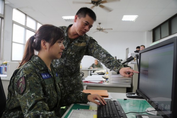 軍方週末戰士,首度有女性官兵參加。圖為擔任人事士職務的陳伶宜。(軍聞社提供)