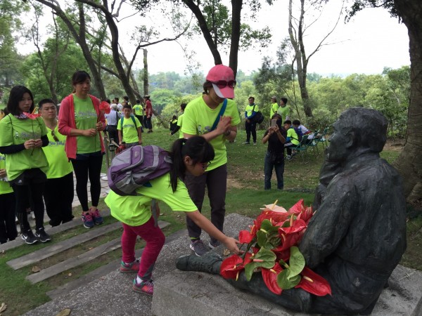 小台江等台江流域學習社群每年都騎單車到烏山頭水庫向「嘉南大圳之父」─八田與一獻花致敬。(小台江提供)