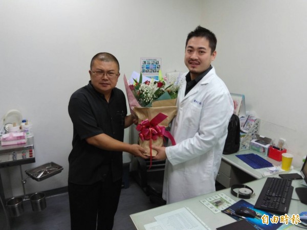 陳男(左)今天到醫院感謝醫師曾德銘(右)。(記者許展溢攝)