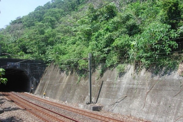 台鐵局將於宜蘭線47K+200梗枋隧道北口等地點，辦理試裝邊坡監測系統。（圖為台鐵局提供）