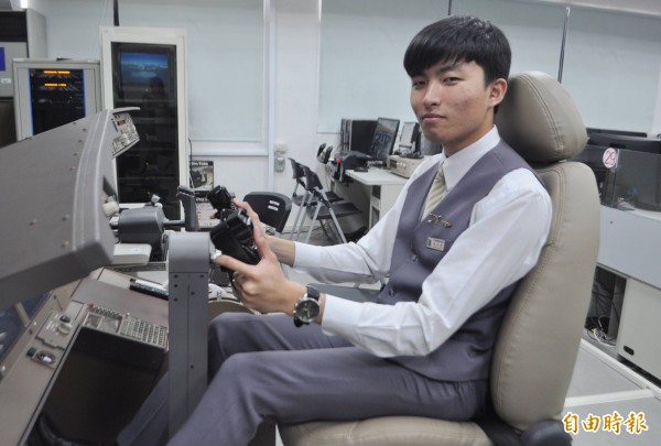 航空產業產值高,萬能科大新建置模擬機艙。(記者李容萍攝)