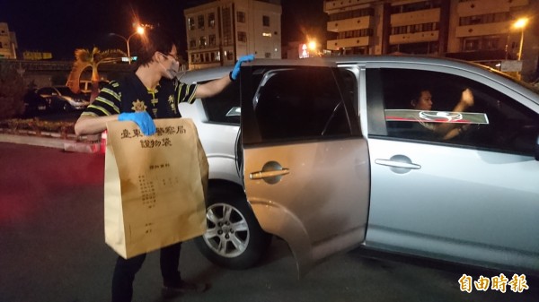 作案鋸子今天深夜從台東帶回,送往台南市警局鑑識中心採證。(記者楊金城攝)