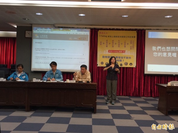 柯說,捷運就是迷思,如果單向運輸量沒有超過每小時1200人,用公路就可以解決,不一定要用軌道運輸,且未來幾年台灣人口會下降,是否能撐得住捷運運量。(記者沈佩瑤攝)