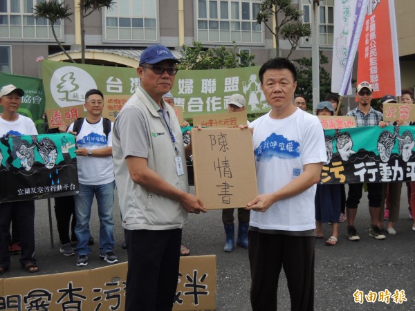 40多個公民團體今天到宜蘭縣環保局陳情，副局長康立和（左）接下陳情書。（記者江志雄攝）