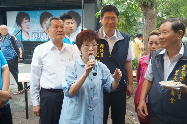 國民黨主席洪秀柱今日來到宜蘭市,於眷村舉行「行動柱福」活動,除與民眾握手致意,爭取黨主席選舉的支持,也一同與民眾包餃子。(記者林敬倫攝)