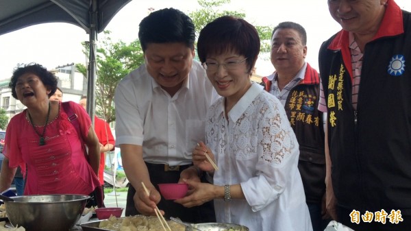 花蓮縣長傅崐萁為國民黨主席洪秀柱連夾6顆水餃,祝她六六大順,象徵首輪過半。(記者王峻祺攝)