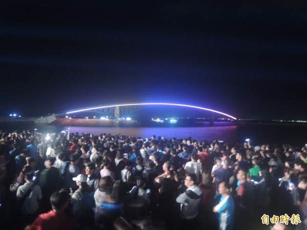近年來澎湖海上花火節,除觀音亭園區人潮外,西瀛虹橋外也有大批船隻等著看花火。(記者劉禹慶攝)