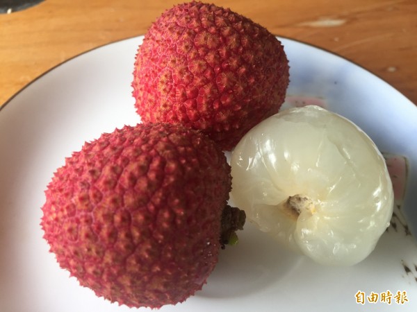 「豔荔」荔枝產期早,酸甜可口。(記者張存薇攝)
