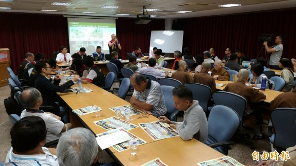花蓮縣政府準備耗資6.37億元打造市中心的日出香榭大道,花蓮縣議會舉行專案會議邀請民眾表達意見。(記者王錦義攝)