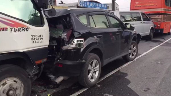 5車連環撞。(記者王秀亭翻攝)