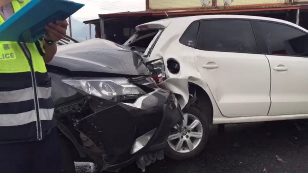 車輛被撞得嚴重扭曲。(記者王秀亭翻攝)