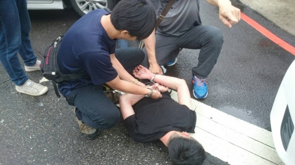 蔡姓車手頭第4度栽在警方手上,落網被上銬。(記者林嘉東翻攝)