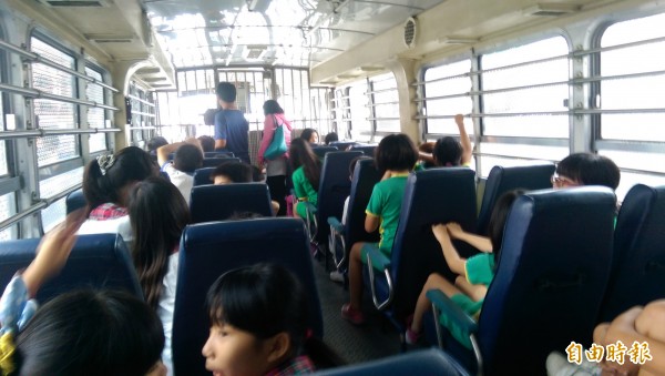 豐榮國小學生體驗搭囚車。(記者王秀亭攝)