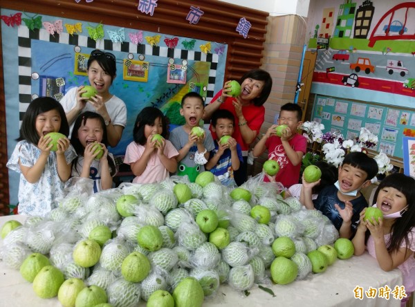 球幼兒園執行長韋明淑帶領與大班同學都成為叫賣哥,促銷健康營養的芭樂。(記者詹士弘攝)