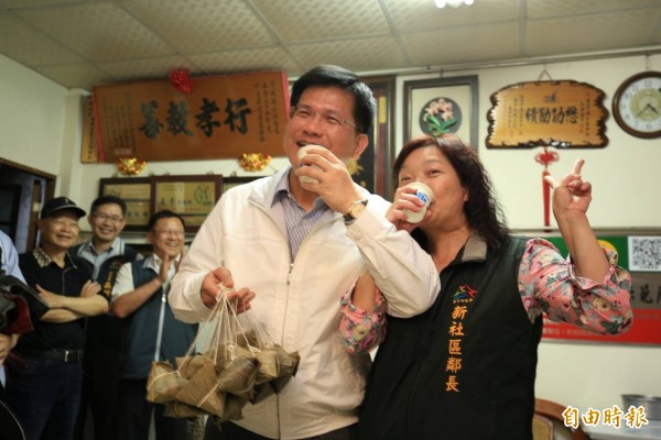 台中市長林佳龍到新社視察簡易自來水,與當地鄰長喝交杯白開水,證實水質沒有問題。(記者李忠憲攝)