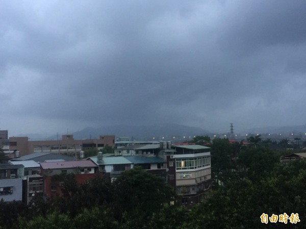 新北市災害應變中心、消防局因應中央氣象局發佈大雷雨特報,將在雨勢達到30mm時,啟動防溺機制;圖為新北市板橋烏雲密佈。(記者吳仁捷攝)