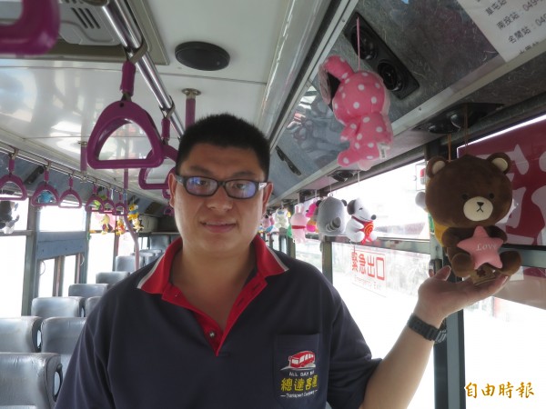 南投總達客運司機陳泳程與部分同事在各自公車內布置娃娃玩偶,琳瑯滿目的娃娃讓乘客直呼好療癒。(記者劉濱銓攝)