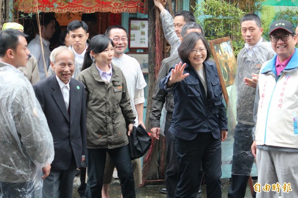 總統蔡英文今天冒雨走訪關西石店子老街時特別詢問「有沒有在地的媒體」，並揮手親切打招呼。（記者黃美珠攝）