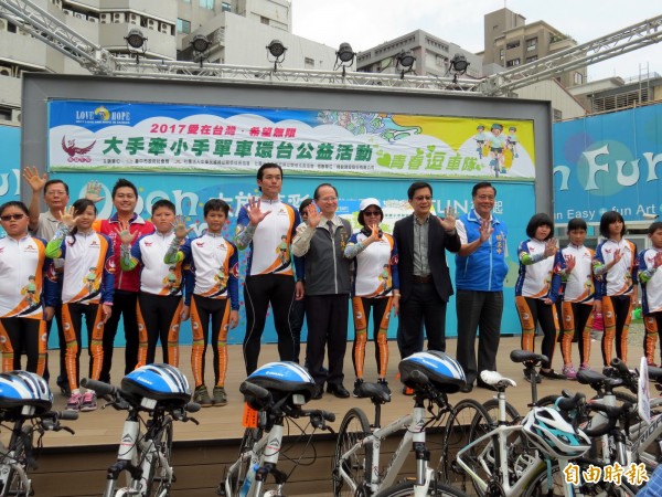 「青春逗車隊」成立,隊員與來賓舉手誓師。(記者張菁雅攝)