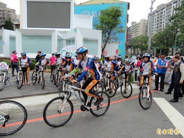 弱勢孩童組成公益單車隊,將接受一連串訓練。(記者張菁雅攝)