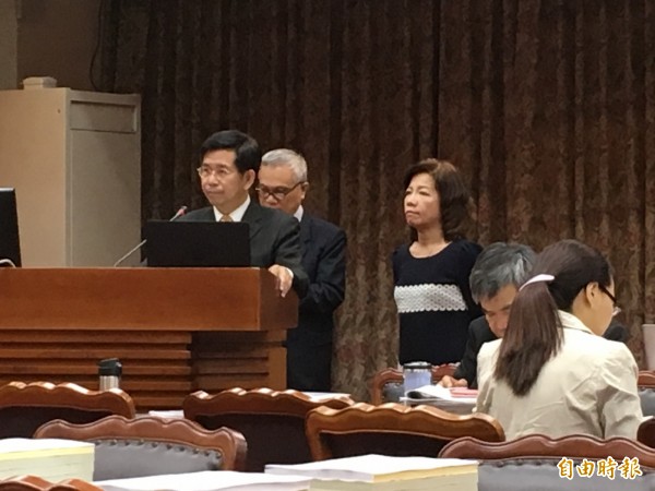 立委張廖萬堅要求教育部硬起來。教育部長潘文忠答詢時保證,不會再讓學校能拖就拖。(記者林曉雲攝)