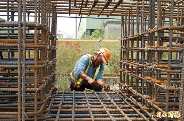 高市職災製造業居冠,但致死率竟是營造業,勞檢處教勞資如何預防工安職災。(記者黃良傑攝)