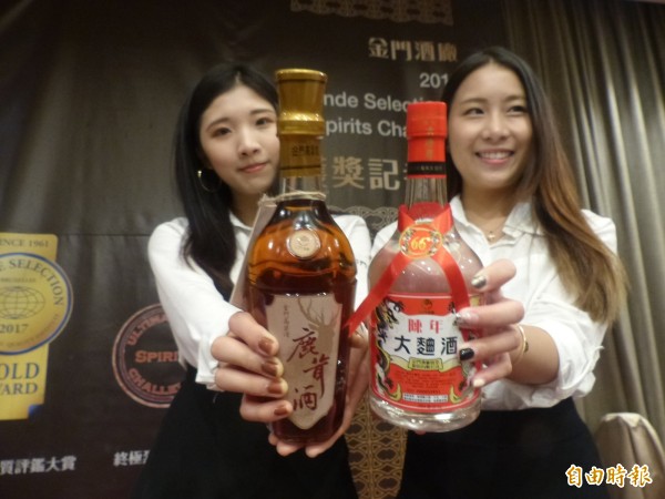 金酒公司首次參加上紐約終極烈酒挑戰賽「雞尾酒評分項目」的陳年大麯和世界食品品質評鑑大賞的鹿茸酒,都獲得亮眼的成績。(記者吳正庭攝)