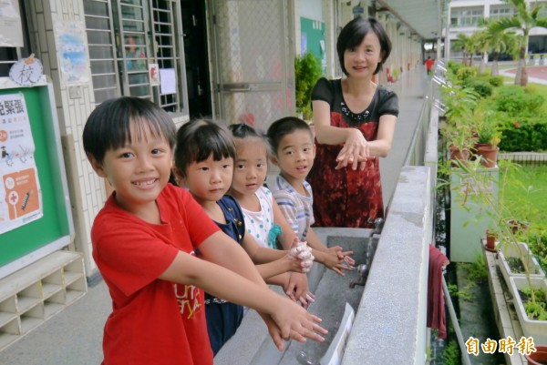 師生勤洗手,是預防腸病毒疫情大流行的方法之一。(記者王峻祺攝)