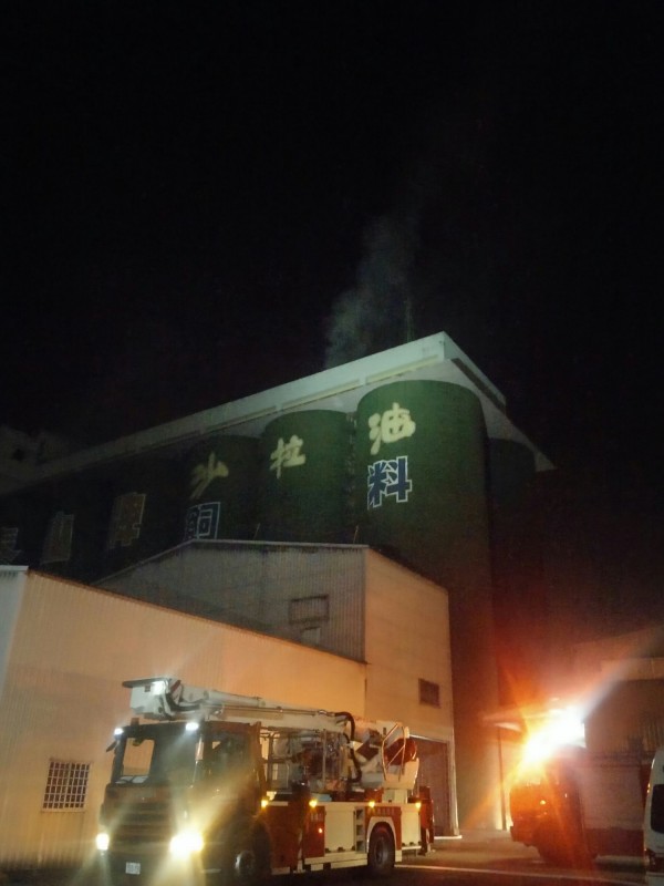 泰山企業田中廠昨日晚間圓柱倉庫起火,頂樓不斷冒出刺鼻濃煙。(資料照,記者陳冠備翻攝)