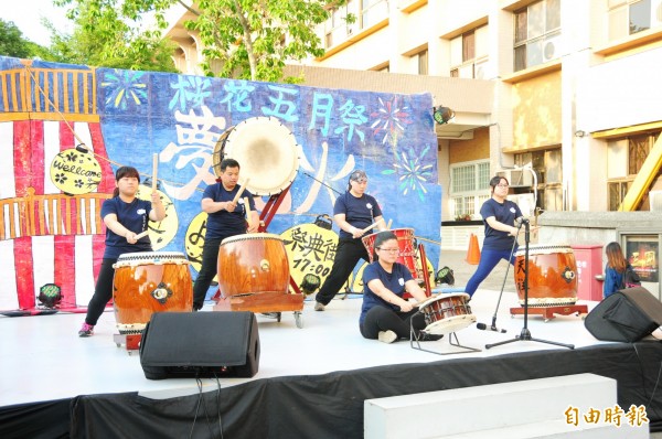 靜宜大學日文系「櫻花五月祭-夢花火」系列活動,在太鼓表演中揭開序幕。(記者歐素美攝)