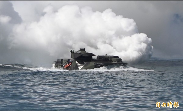 海軍陸戰隊以兩棲突擊車登陸,展開登陸作戰訓練。(記者劉禹慶攝)