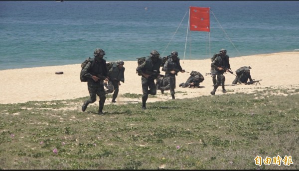 海軍陸戰隊登岸後,在沙灘上建立灘頭堡。(記者劉禹慶攝)