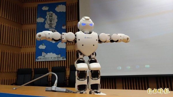 機器人智慧生活照護動態展。(記者廖淑玲攝)
