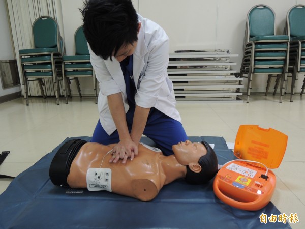 民眾失去心跳，即時施行CPR和AED可提高救命機會。（記者蔡淑媛攝）