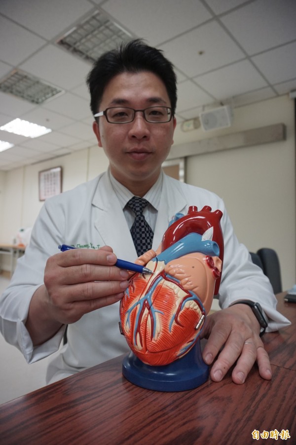 醫師莊曜聰指這名泰國醫生冠狀動脈左前降支裝支架處再狹窄猝死，幸經AED和CPR救回性命。（記者蔡淑媛攝）                   