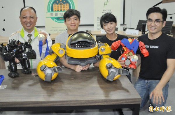 新創團隊FUZZY模弧工作室,參加美國舊金山「ROBOGAMES」全球格鬥機器人大賽奪3金3銀。(記者李容萍攝)
