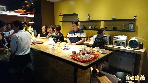 辦公室設有咖啡吧，讓員工可以放輕鬆（記者葉永騫攝）