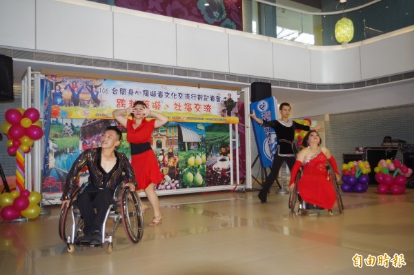 雲林縣復健青年協進會圓夢舞集舞出精彩人生。(記者林國賢攝)