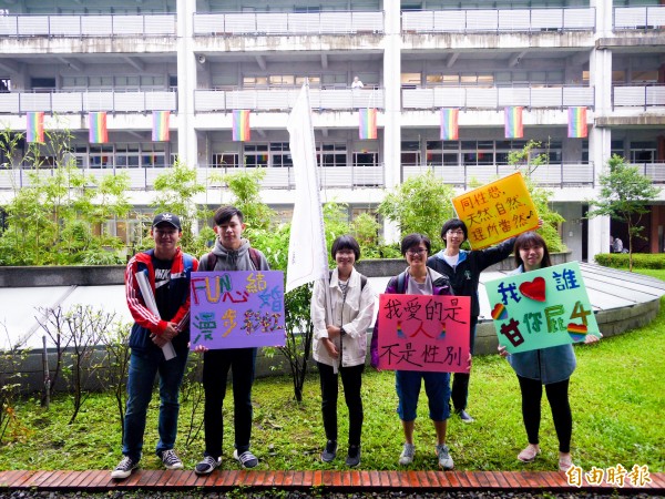 宜蘭大學原色思潮社在5月17日國際不再恐同日這天舉行「飄揚彩虹,不再恐同」活動。(記者簡惠茹攝)
