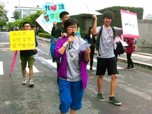 宜蘭大學原色思潮社在5月17日國際不再恐同日這天舉行「飄揚彩虹,不再恐同」活動(原色思潮提供)