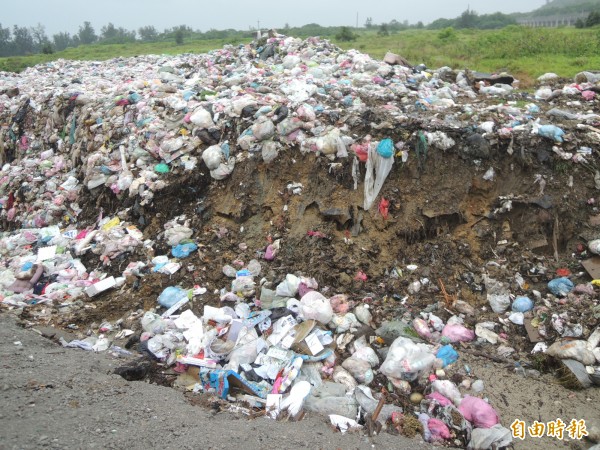 新竹縣政府爭取執行1億2000萬元的竹北、新豐區域垃圾掩埋場活化再利用工程，但現場新堆置6000公噸垃圾尚未清除，引發地方強烈反彈，並要求復育不希望活化。（記者廖雪茹攝）