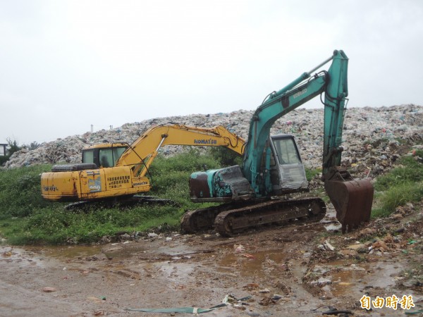 新竹縣政府爭取執行1億2000萬元的竹北、新豐區域垃圾掩埋場活化再利用工程，但現場新堆置6000公噸垃圾尚未清除，引發地方強烈反彈，並要求復育不希望活化。（記者廖雪茹攝）