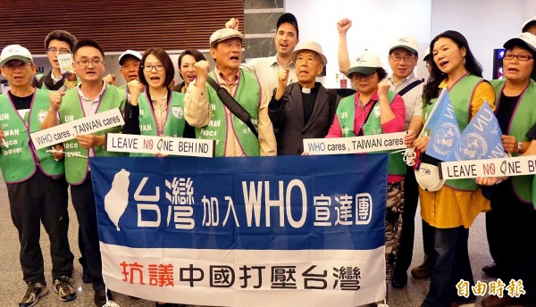 「台灣加入WHO宣達團」19日晚間搭機啟程前往瑞士,除了為台灣發聲,也將向中國代表團表達抗議中國打壓、干預台灣與會。(記者朱沛雄攝)
