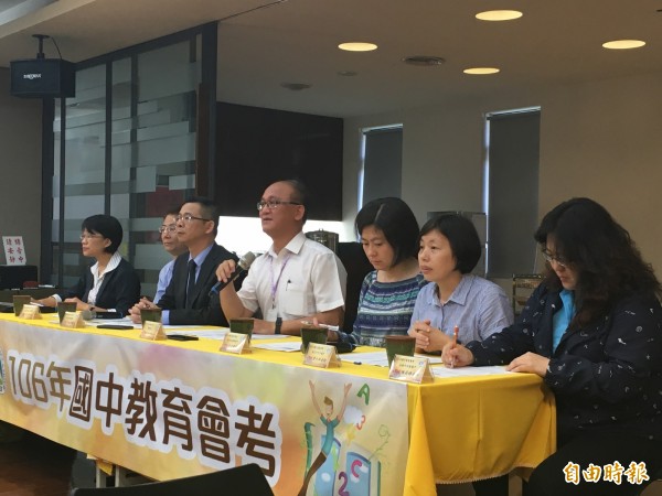 國中會考首場考社會科,教育部次長林騰蛟(右四)表示,到考率高達98.9%。教育部國教輔導團老師評析試題,匯率、長照、新住民等時事入題。(記者林曉雲攝)