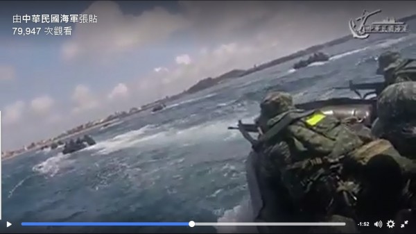 海軍司令部公布影片,由陸戰隊扮演攻擊軍,模擬搶攻澎湖,畫面震撼。(圖:取自海軍司令部FB臉書專頁)