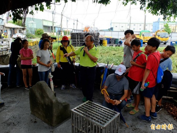 台南社大台江分校規劃一系列的台江流域學校課程，師生走讀公親寮故事。（記者洪瑞琴攝）