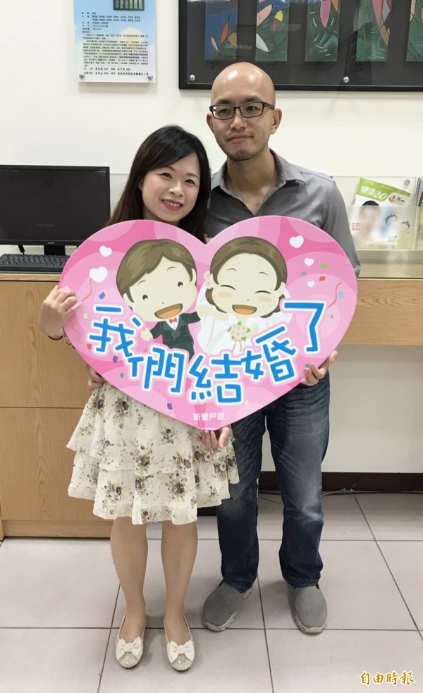新人賴怡成（右）和李宛玲（左）520在新營戶政所完成結婚登記。（記者楊金城攝）