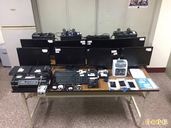 警方搜出大批「通博娛樂城」網站使用電腦。(記者姚岳宏翻攝)