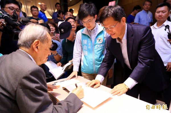 前總統府資政彭明敏（左）在台中市舉辦簽書會，台中市長林佳龍（中）成為頭號粉絲。（記者張菁雅攝）