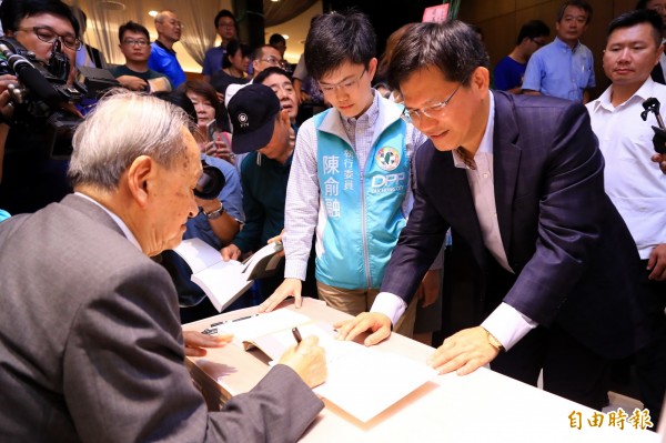 彭明敏新舊書三連發 台中簽書會座無虛席